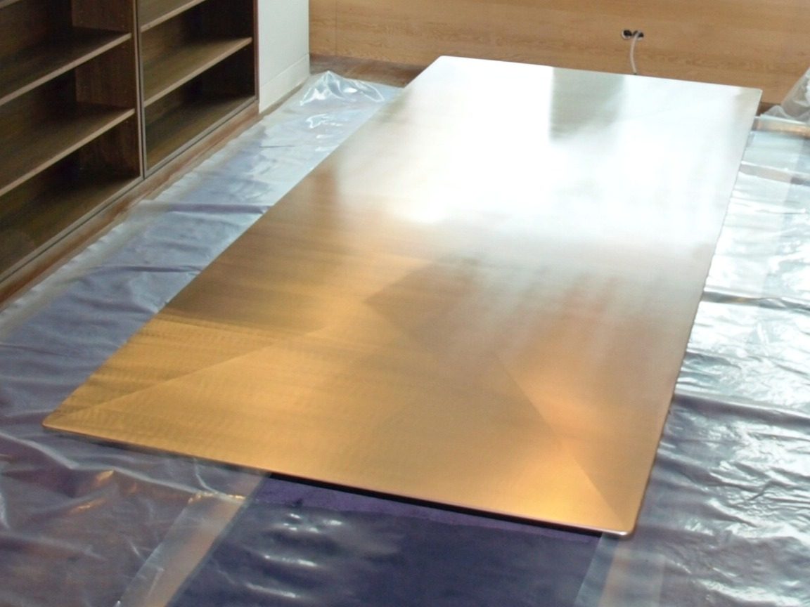 Medición milimétrica durante la instalación de una mesa a medida