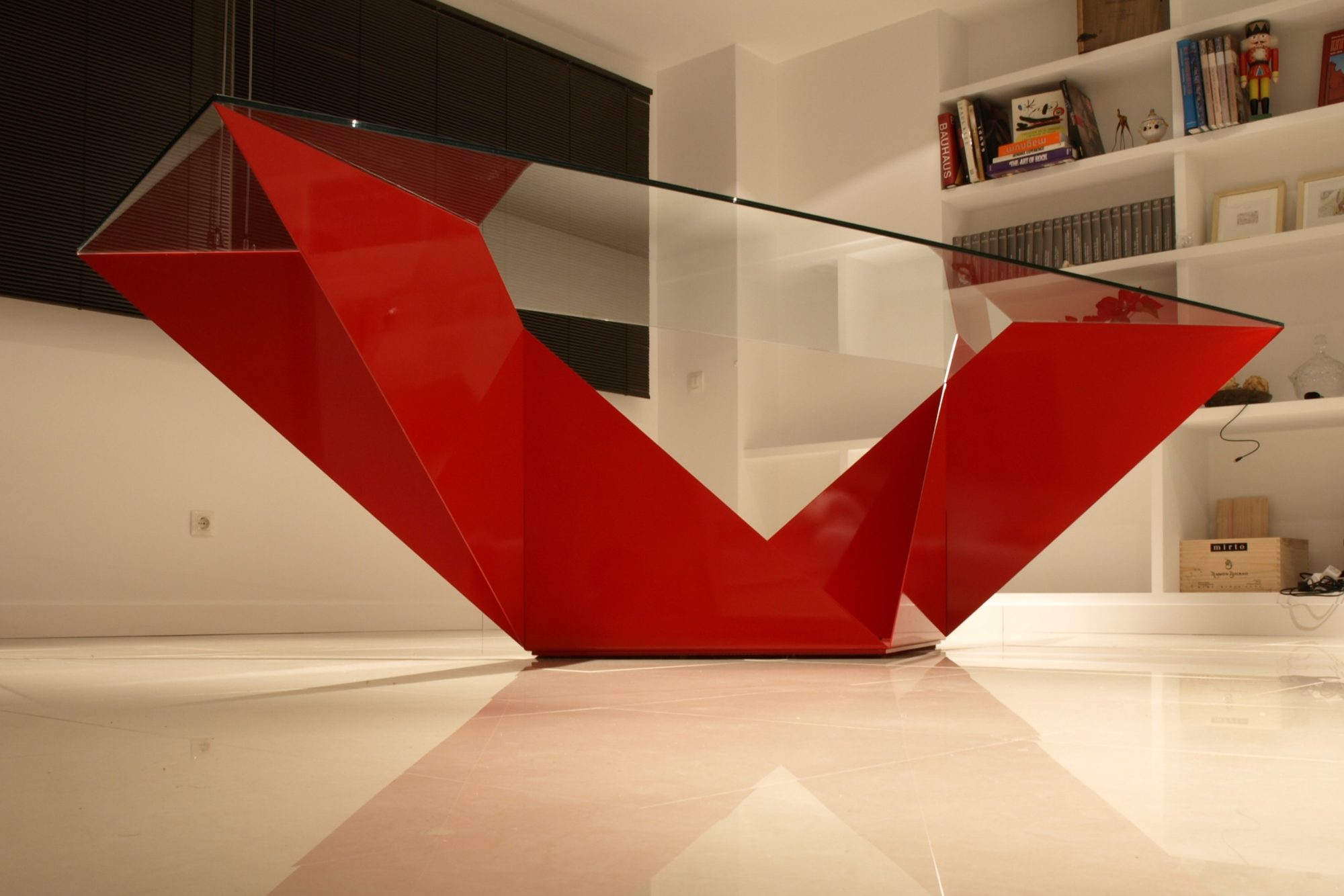 Mesa arquitectónica de madera maciza a medida en un salón minimalista